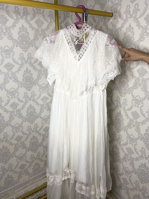 Sevinch ismailova shunaqasidan kiygan xuddi shu fasonda klipida.