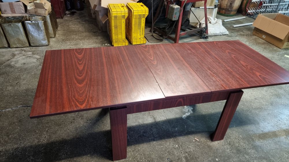 Холна маса с регулиране по височина