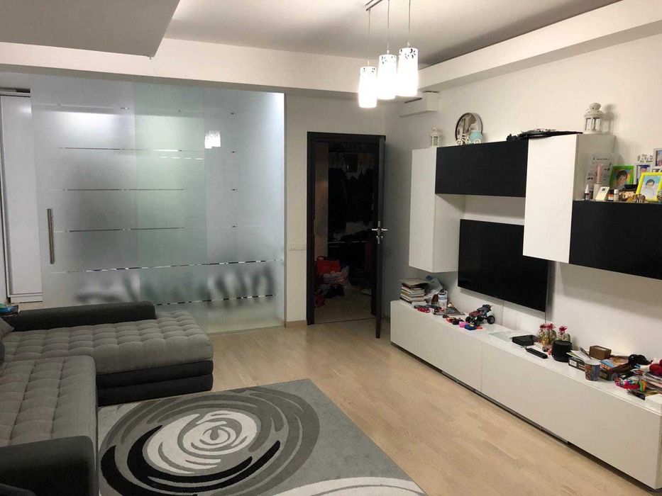 Ofer apartament pentru închiriere