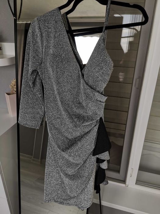 Елегантна рокля с един ръкав