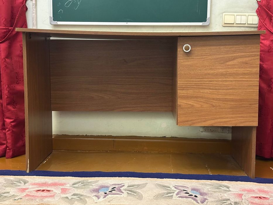 Продам письменный стол, отличное состояние
