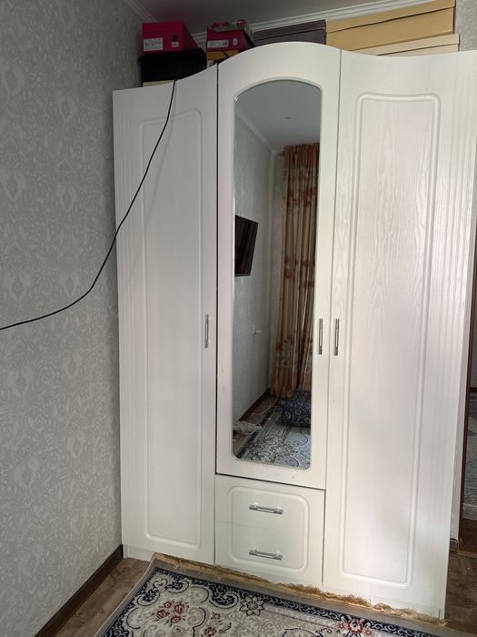 Продается вместительный шкаф с зеркалом