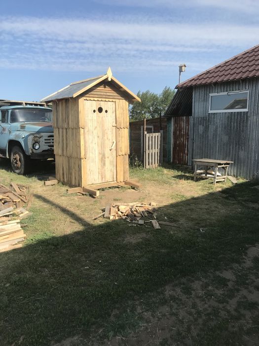 Туалет уличный деревянный .