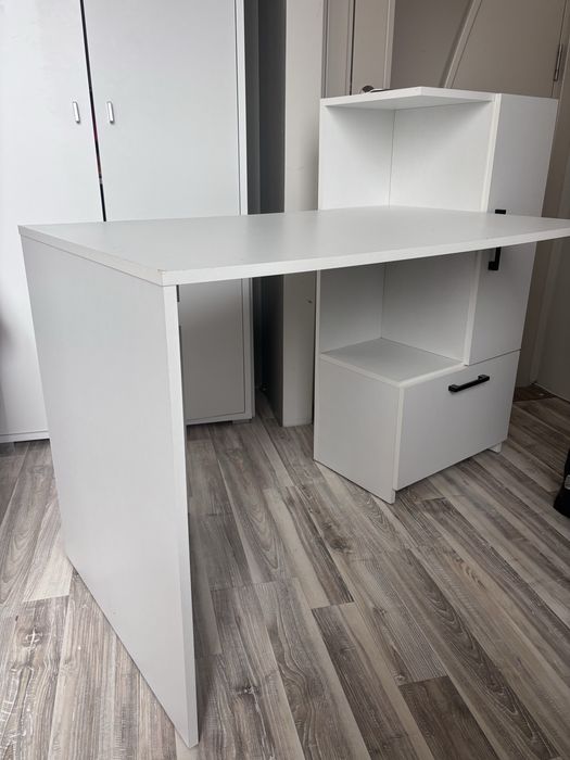 Бяло бюро с етажерка и шкафове