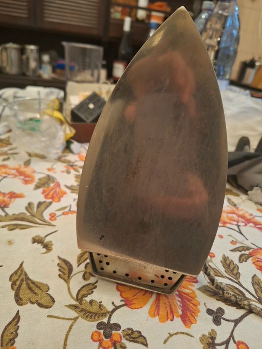 Fier de călcat vechi electric