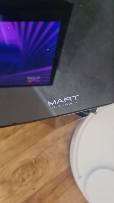 Продаю телевизор LG с столиком под телевизор