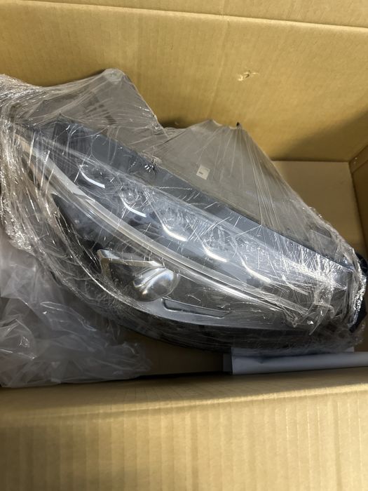 Десен фар Мерцедес С клас 2015