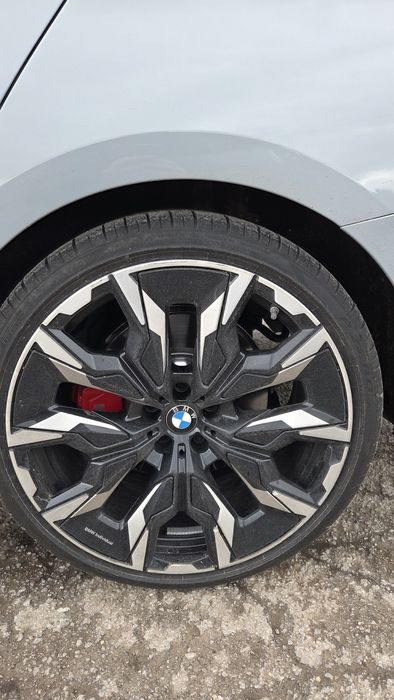 954M ,Bmw G60, джанти и гуми 21 цола