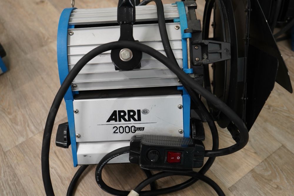 Студинный свет Arri, Logocam