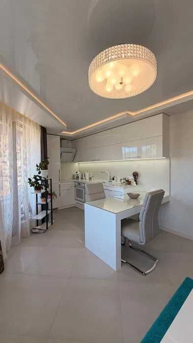 Дава се под наем Тристаен апартамент в Варна, Център - 97 кв.м за 500 € - Снимка #1
