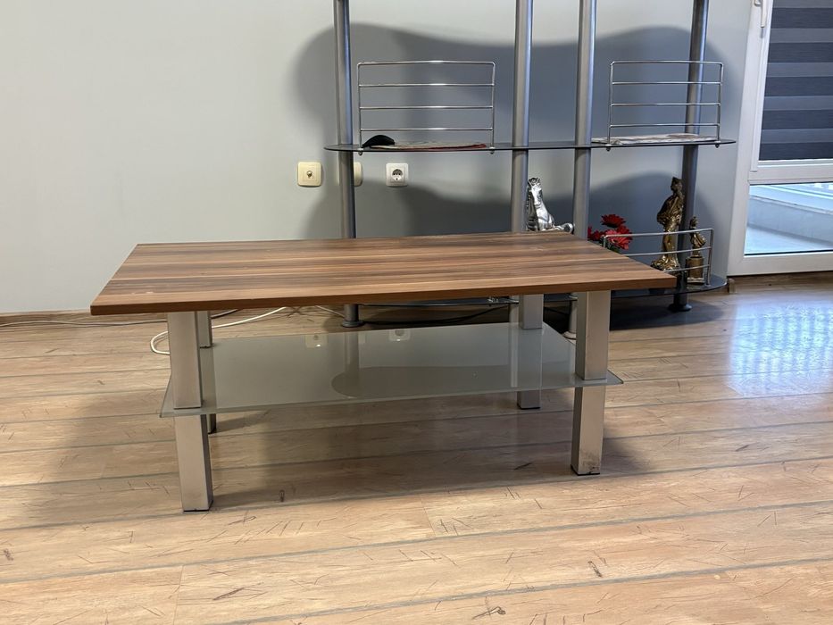 Диван сет включващ самия диван, табуретка и масичка