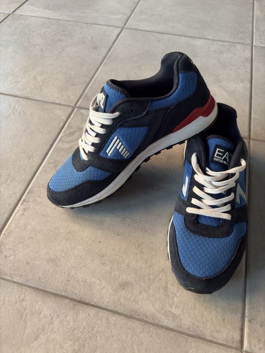 Vand adidasi Emporio Armani.