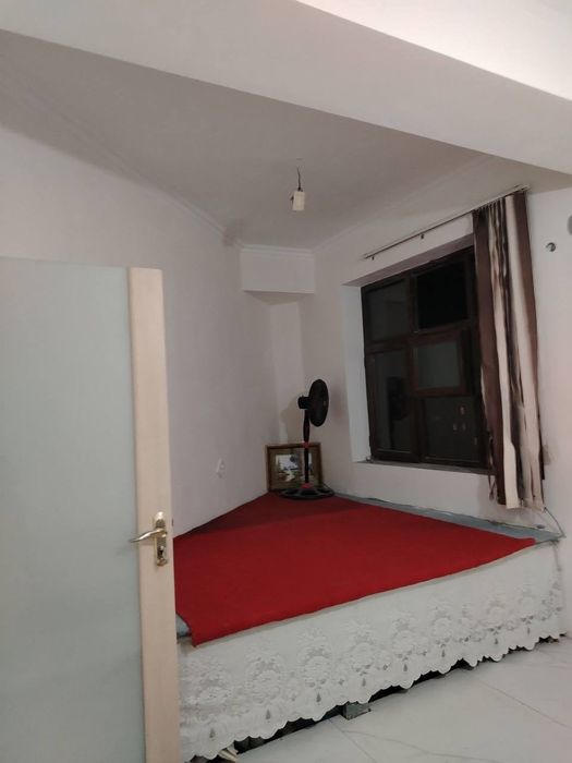 1 комната с балконом со всеми удобствами..
Ко