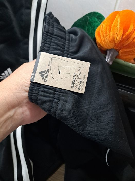 Pantaloni adidas si bluza mas.140