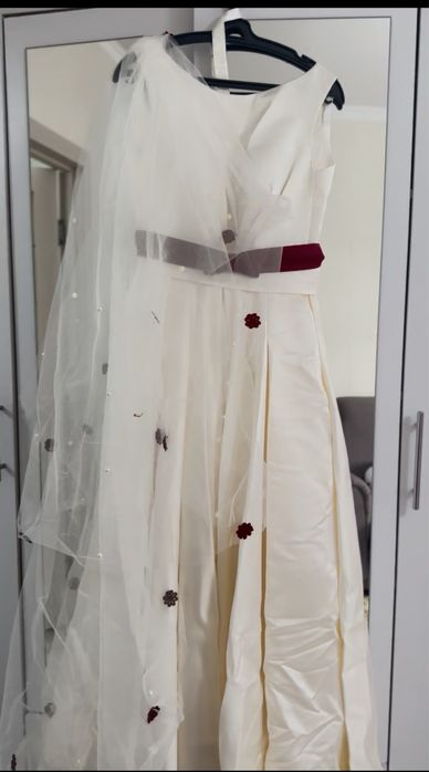 Свадебное платье цветом айвори