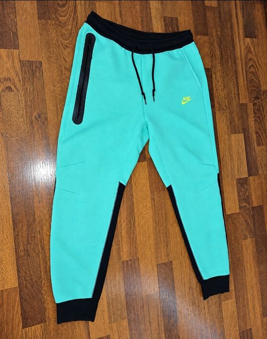 Pantaloni Nike tech