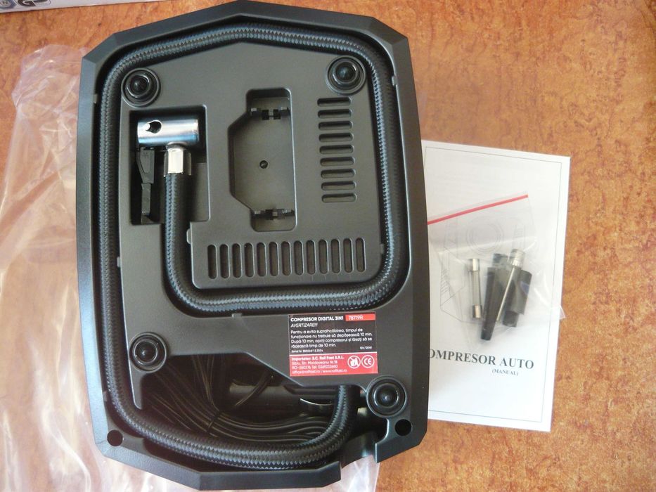 Compresor auto NOU cu lanternă LED, mufă brichetă 12 V