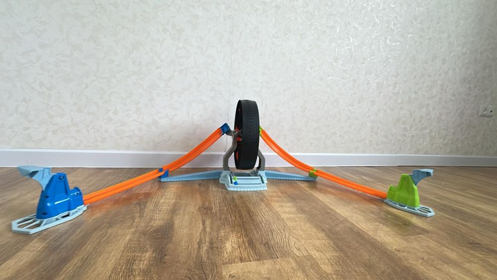Продам Hot wheels треки+автовоз+дорожки