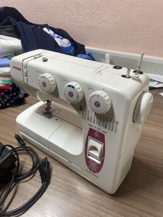 Швейная машина Janome V 25