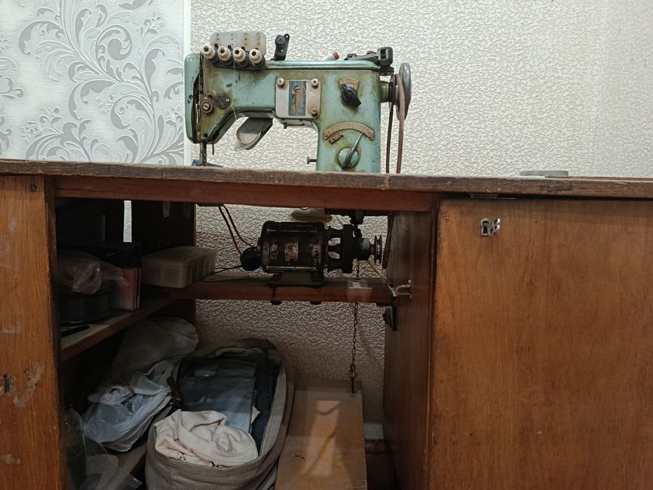 Швейная машинка , электрическая ножная , металлическая