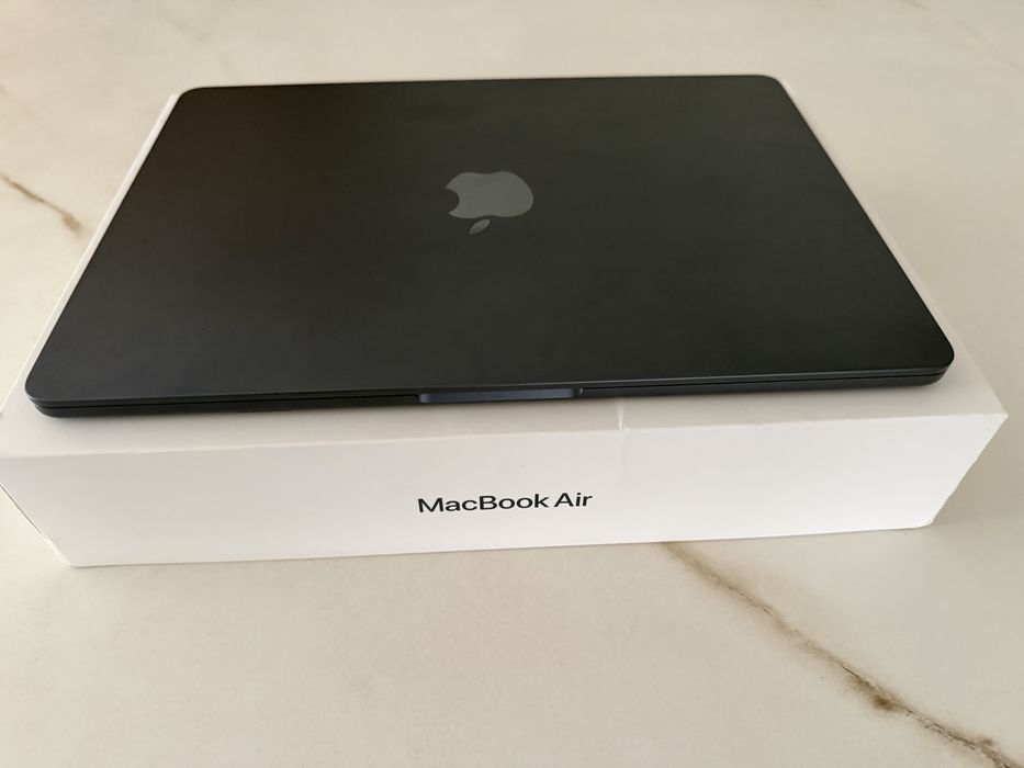 Macbook Air  13.6 inches with M2 chip- Midnight 16 GB Ram SSD 256GB