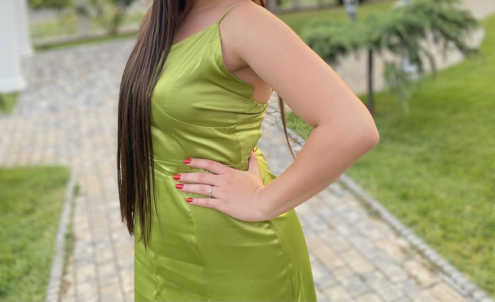 Rochie verde , crapata pe picior