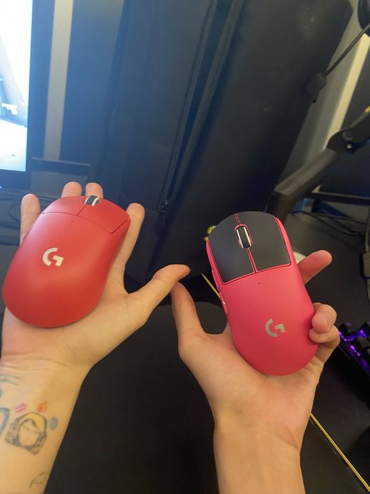 мышка Logitech superlight 2 (справа которая)