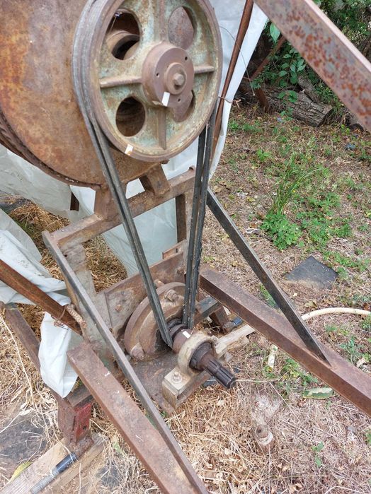 Продава машина за чистене зелена обвивка бадеми и лешници.