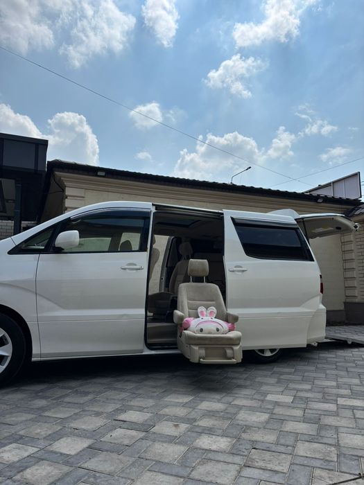 Toyota Alphard в идеальном состоянии.