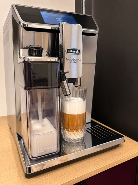 Delonghi PrimaDonna Elite ECAM – stare excelentă + MixCarafe NOU