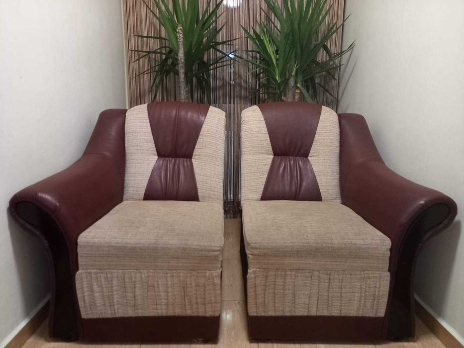 Vând 2 fotolii din lemn și material textil, românești