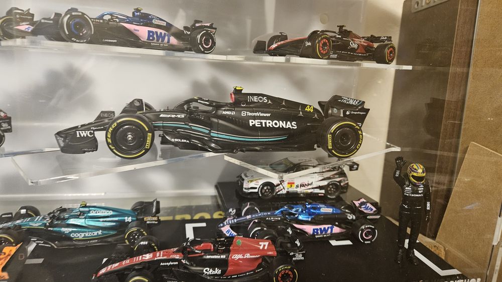 Diorama Formula 1 75 ani Bburago 1:43 si 1:24 cu vitrina