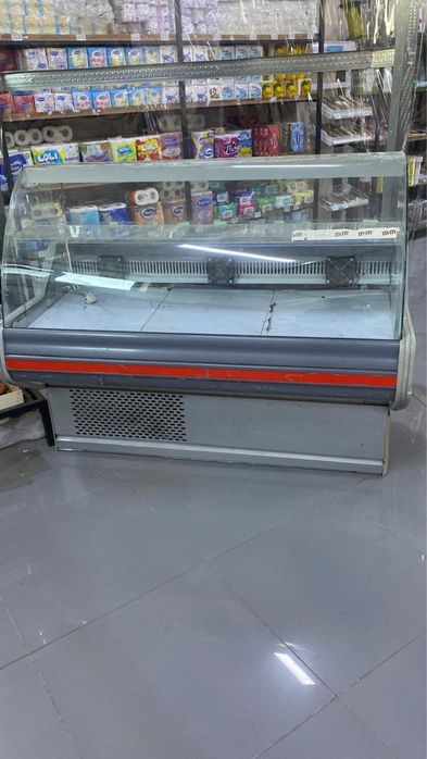 Магазинный холодильник