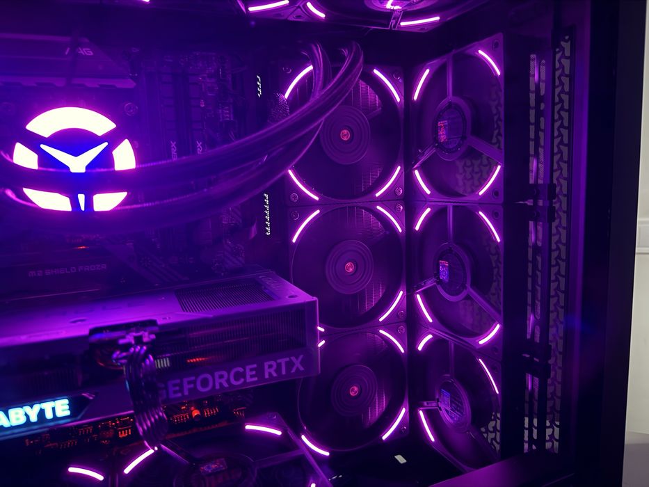 Vand Schimb Pc gaming i7 10700K 32 Ram RTX 4070 12Gb SSD 1Tb ARGB