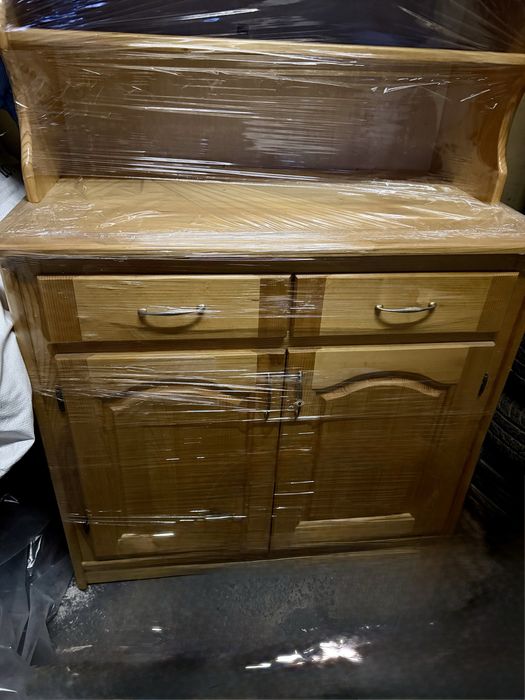 Дървен шкаф с витринки