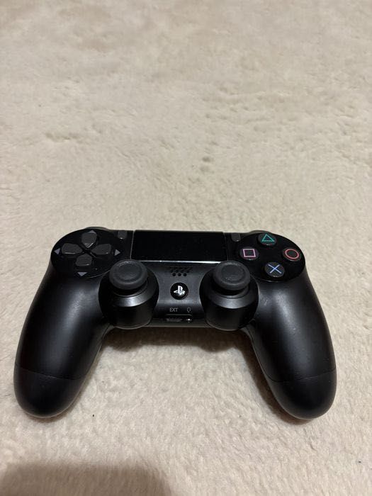 Продавам PS4 slim