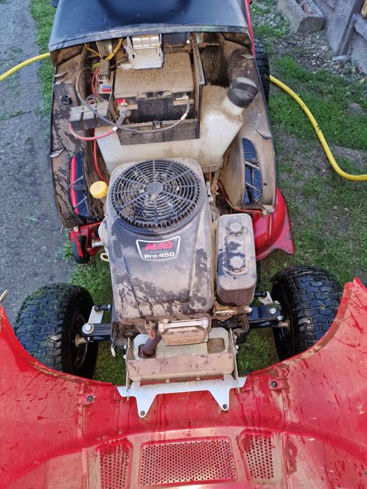Vand tractoras de tuns gazonul
