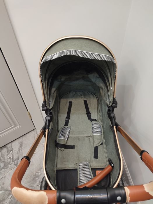 Коляска зелёного цвета