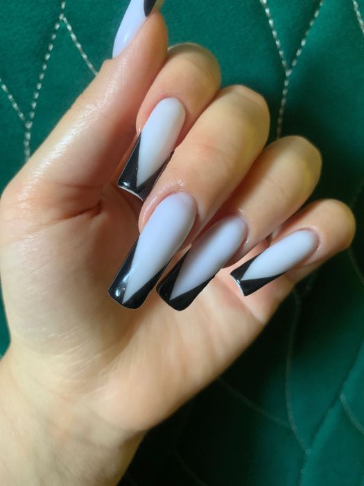 Unghii cu gel-100 lei, ojă semi -70 lei, pedichiura- 55 lei