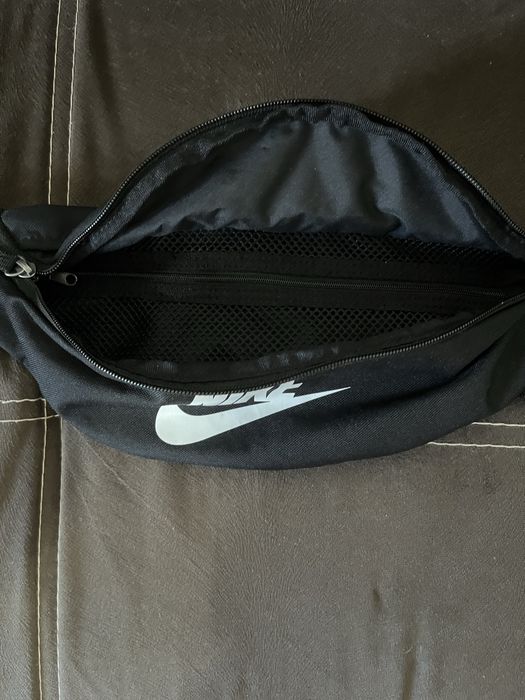 Продавам чанта на nike за кръста.