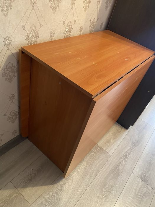 Продаю стол семей