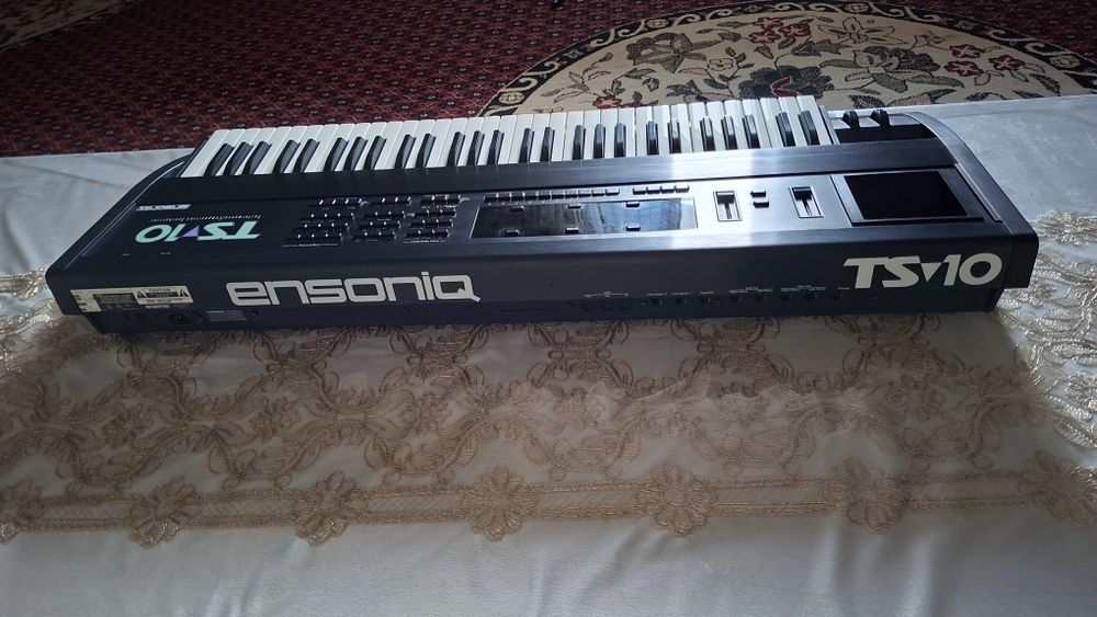 Ensoniq ts10 sotiladi.