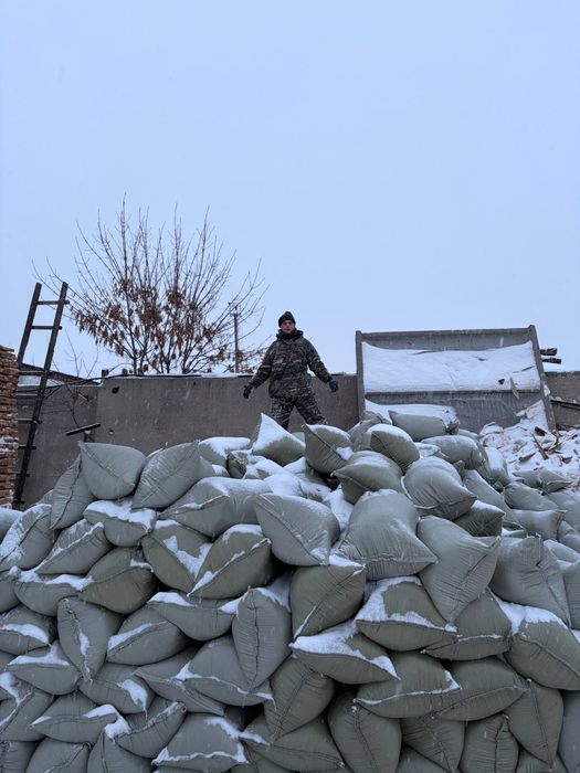 сухие опилки в мешках