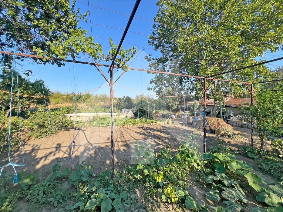 ПРОДАВА парцел 1,4 дка с ФУРГОН и КЛАДЕНЕЦ в гр. Плиска. ТОК! ВОДА!