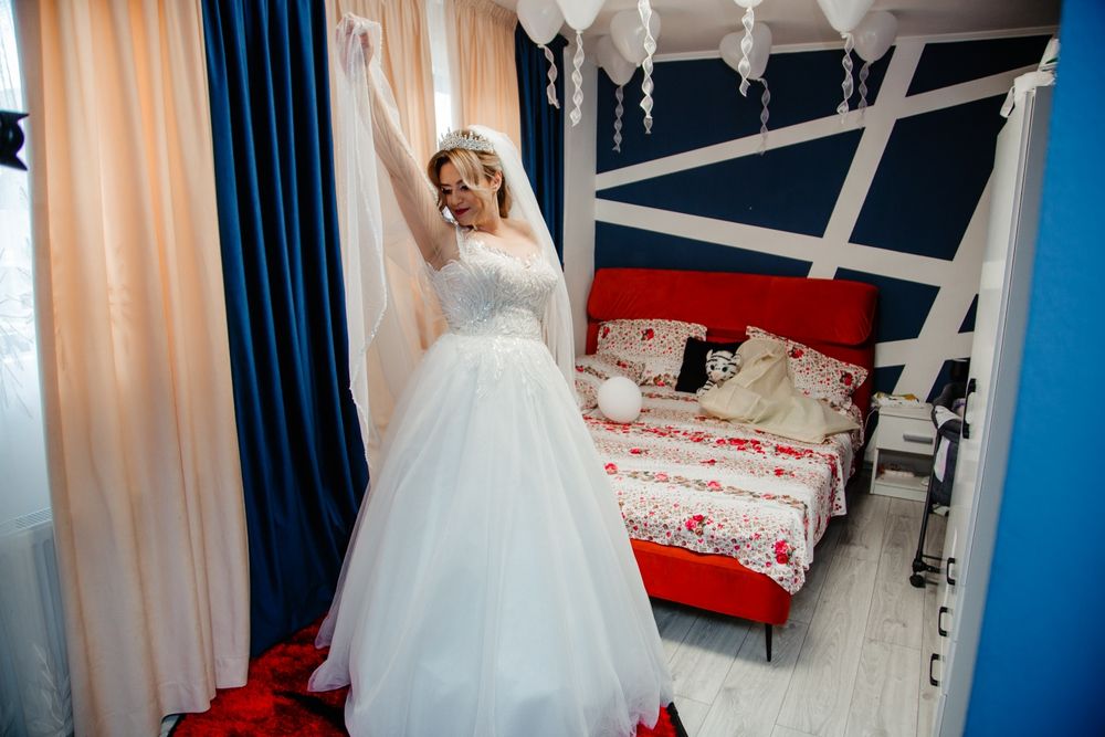 Rochie de mireasa + voal lung+crinolina
