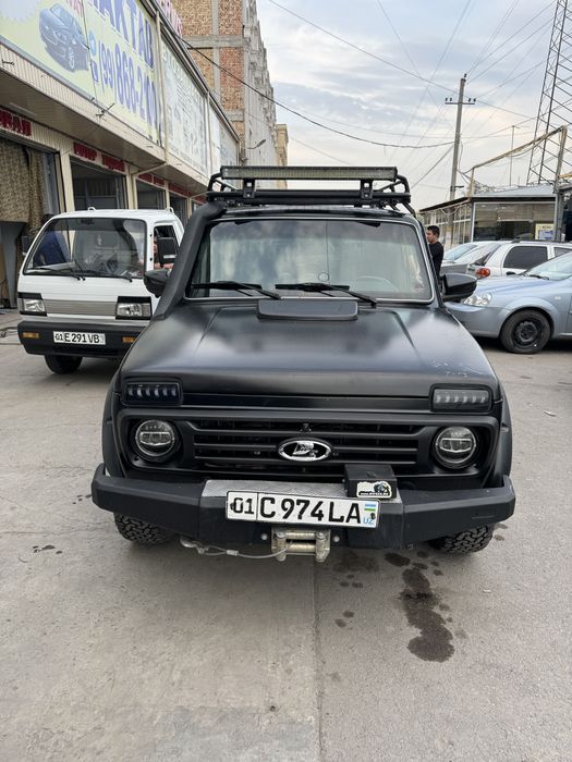 Niva offroadga tayyorlangan qora matviy