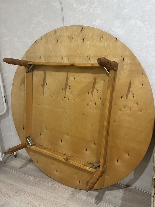 Продам круглый стол новый