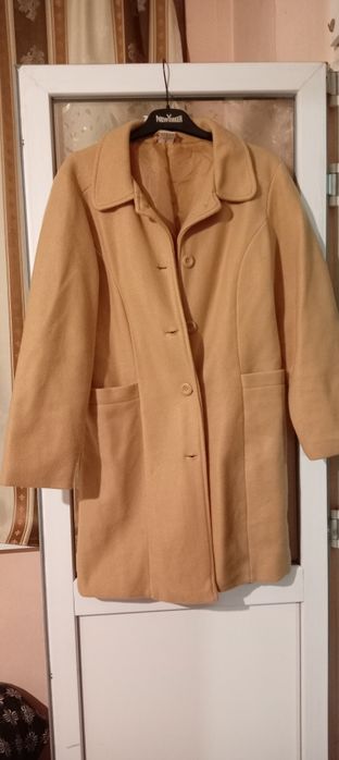 Дамско палто до коляно.