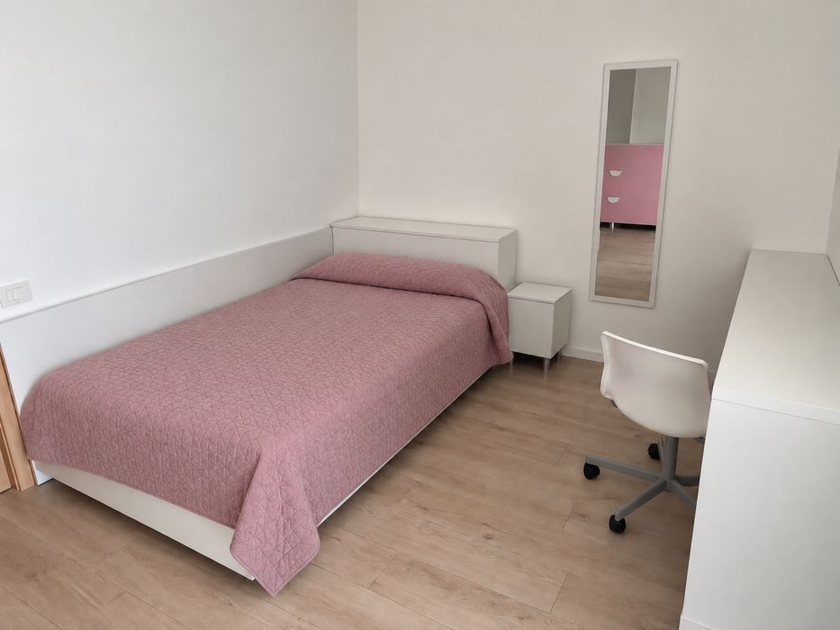 Dormitor complet cu mobilier alb/roz