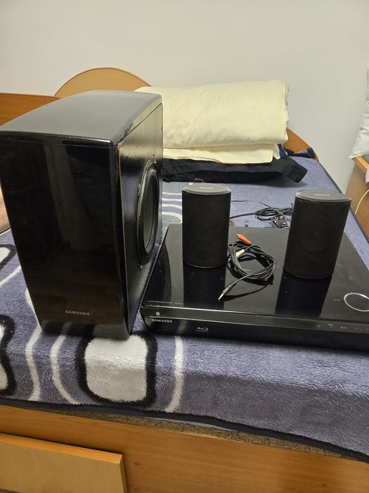 Sistem Samsung  se aude impecabil !!